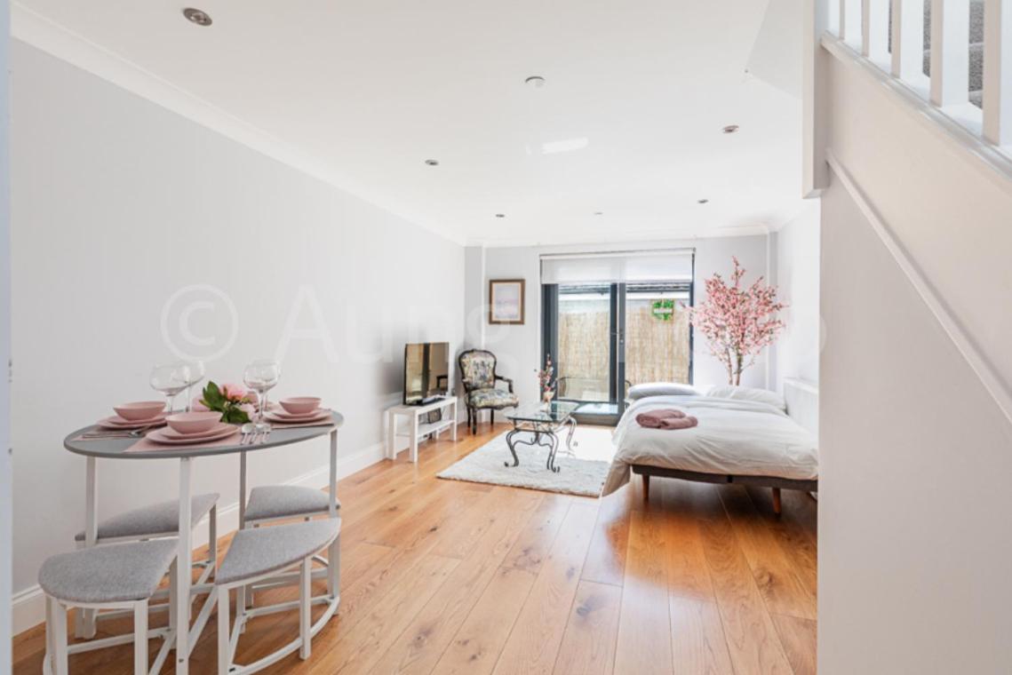 Exceptional 2 Bed Boutique Home In Милл-Хилл Экстерьер фото